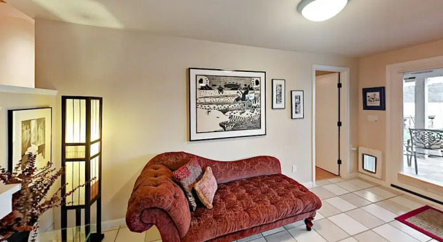 Beautiful 2BR Seattle Lake Apartment by RedAwning