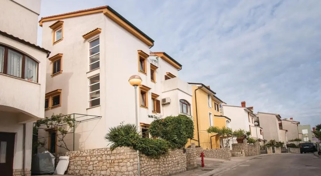 Awesome Home in Mali Losinj With Wifi and 1 Bedrooms, Забронировать Отель Отели Мали-Лошиня с парковкой, рядом с Автобусный вокзал Mali Losinj, Парковка