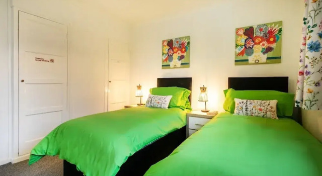 3-beds, Sleeps 5, w/ Parking, 10 Mins From Centre, Boek Vakantiehuis Vakantiehuizen in Nottingham, Cottage