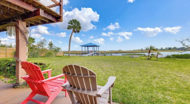 Коттедж Waterfront Jacksonville Gem w/ Dock + Game Room!