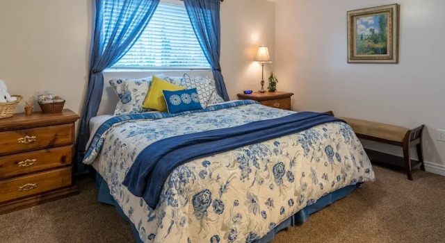 Номер Standard Family Crash Pad near SLC