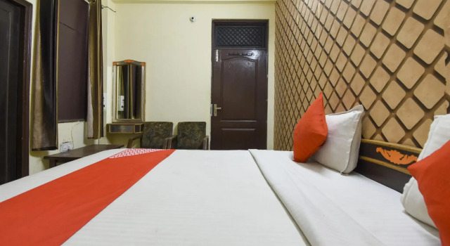 OYO 76394 Hotel Basanti, Забронировать Отель Padra штат Гуджарат