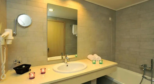 Полулюкс с балконом Hotel Porto Plaza Beach Resort