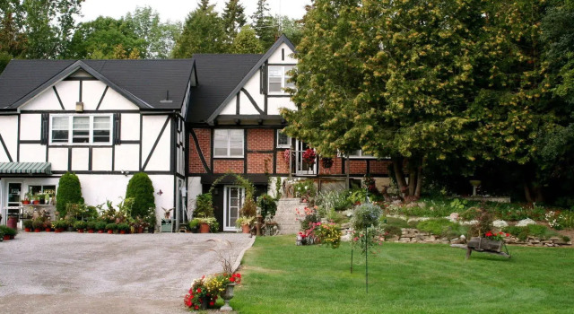 Burleys Gardens and Suite, Varaa Hotelli  