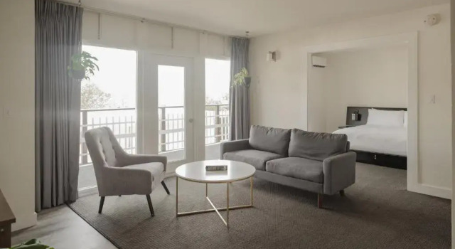 Hollywood Hills Hotel, Забронировать Отель Отели Голливуда с бассейном, рядом с Концертный зал «Голливудская чаша», Бассейн