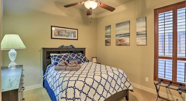 Chic Family-friendly Home in Irving w/ Yard!, Забронировать Дом для отпуска Виллы Ирвинг, Вилла