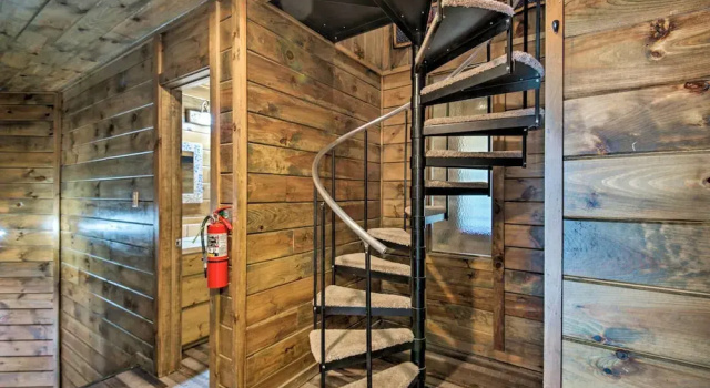 Коттедж с 3 комнатами с балконом Broken Bow Mountaintop Home w/ Hot Tub!