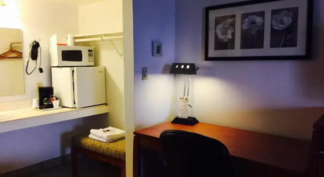 Трёхместный номер Deluxe Maple Inn and Suites Los Banos
