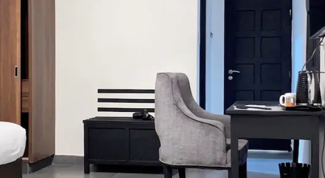 Трёхместный номер Deluxe Armaan Suites and Restaurant