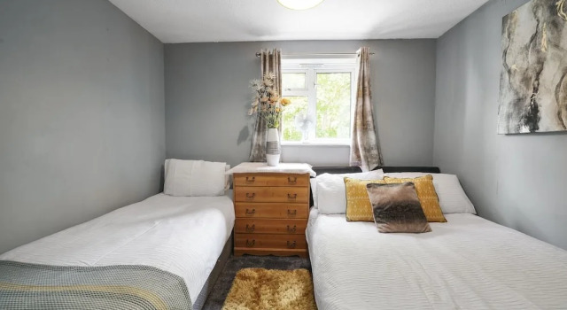 House - Sleeps 8 & On-site Parking