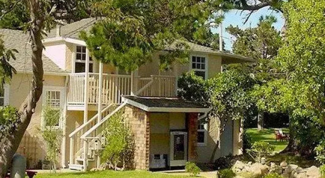 Кровать в общем номере Bide-A-Wee Inn and Cottages