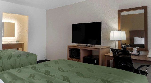 Четырёхместный номер Standard Quality Inn Saint Petersburg North-Tampa Bay