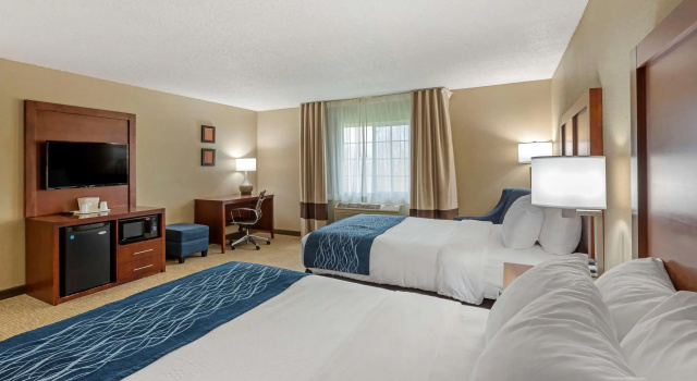 Четырёхместный номер Standard Comfort Inn & Suites Jackson - West Bend