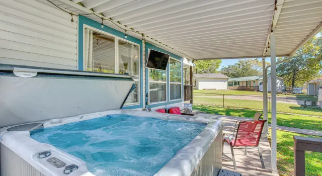 Коттедж Waterfront Retreat w/ Hot Tub in Gun Barrel City!