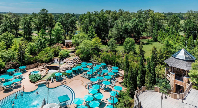 Четырёхместный номер Standard с балконом и с видом на бассейн Renaissance Birmingham Ross Bridge Golf Resort & Spa