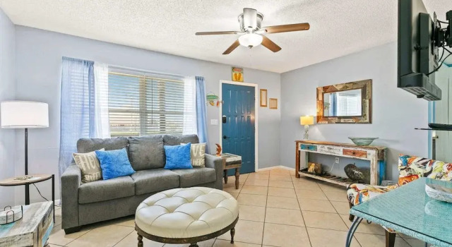 2BR Condo w Pool Beach Access and Walk to Hangout, Забронировать Апартаменты/квартира Галф-Шорс Alabama Gulf, рядом с Парк аттракционов Waterville USA