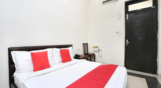 Номер Deluxe OYO 14494 Hotel Ramneek