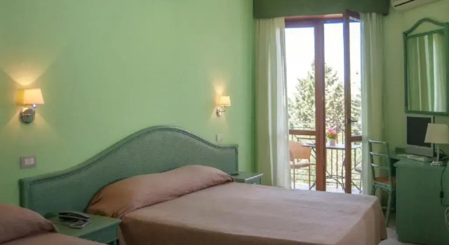 Четырёхместный номер Standard с балконом Hotel Orion
