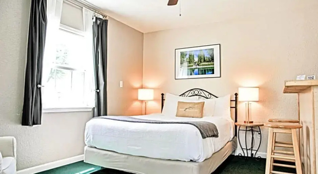 Двухместный номер Standard с балконом Sierra Mountain Inn