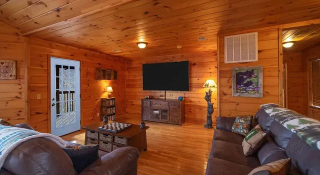 Smokerise Lodge by Heritage Cabin Rentals
