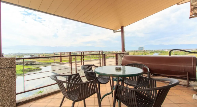 Standaard Vierpersoonskamer met balkon en  gedeeltelijk uitzicht op zee LANYANGbnb