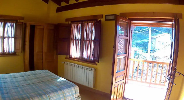 Apartamentos Casa Celia, Забронировать Апартаменты/квартира Отели Liébana с парковкой, Парковка