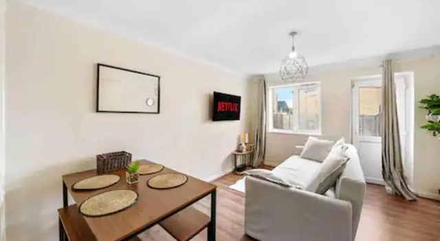 4 bed Townhouse- Free Parking, Varaa Huoneisto Asunnot kohteessa Merseyside, Huoneisto