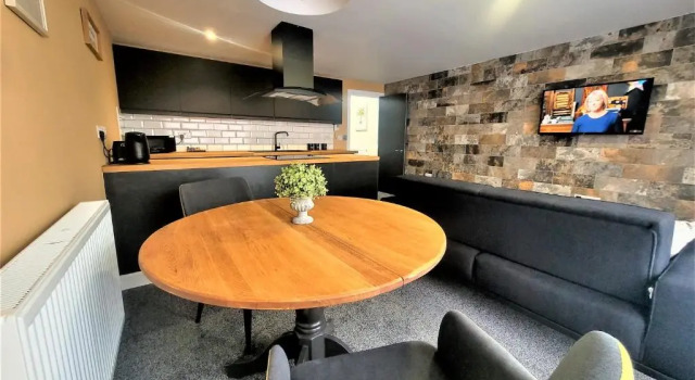 Апартаменты New County Hotel & Serviced Apartments by RoomsBooked