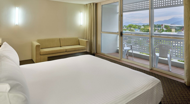 Двухместный номер Premium с балконом Cairns Harbourside Hotel