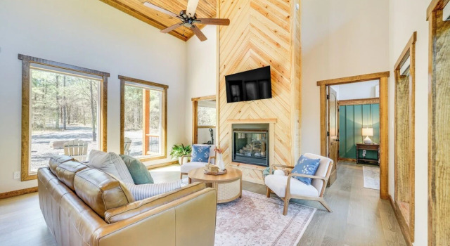 Коттедж Broken Bow Cabin ~ 5 Mi to State Park w/ Hot Tub!