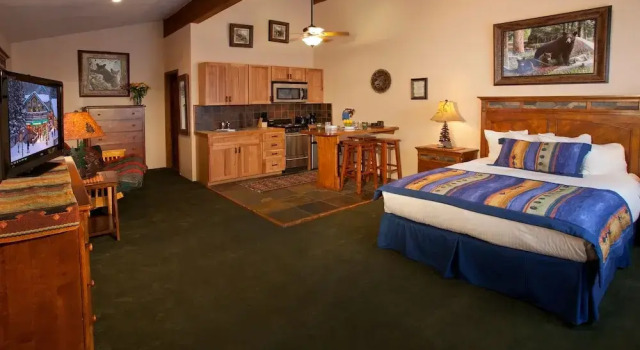 Люкс Cottam's Lodge by Alpine Village Suites