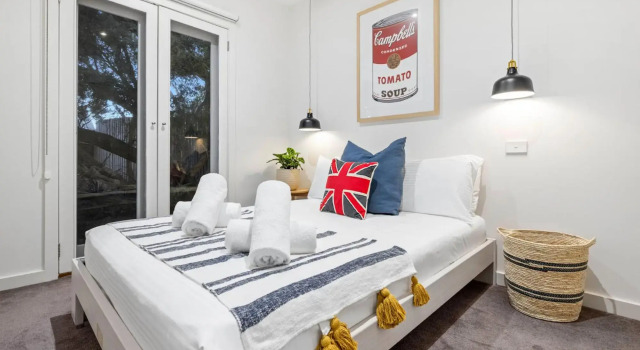 Sardine, Book Hotel Melbourne 