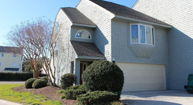 No Worries - 4 Br home by RedAwning