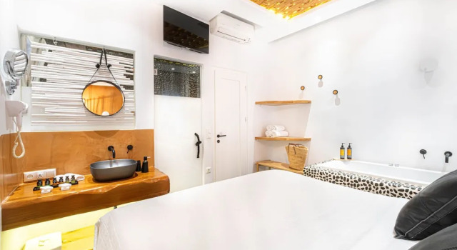 Четырёхместный люкс Premium KYMA & HELIOS Deluxe Suites with Hot Tub at AmazeU Suites Naxos