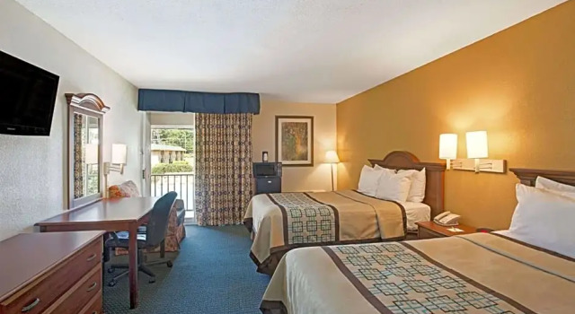 Четырёхместный номер Deluxe Days Inn by Wyndham Charlotte/Woodlawn Near Carowinds