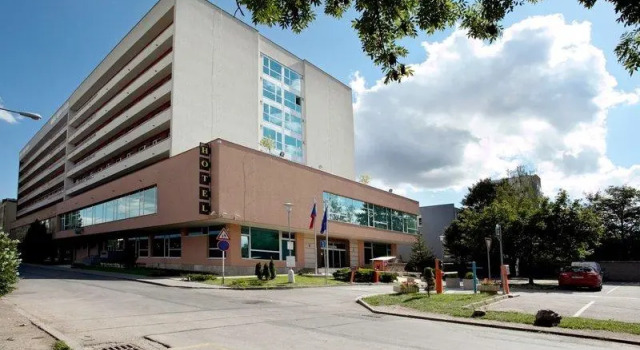 Кровать в общем номере Avanti Hotel