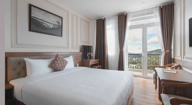Двухместный номер Standard с балконом и с видом на окрестности Dalat Roof Hotel