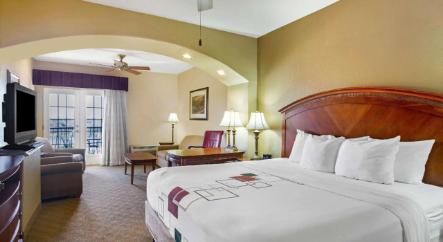 Двухместный люкс Executive с балконом и с видом на озеро La Quinta Inn & Suites by Wyndham Marble Falls