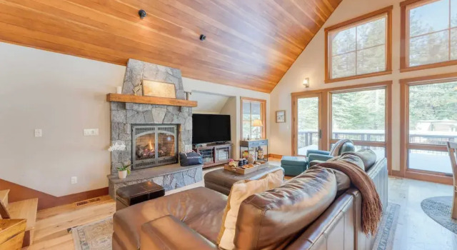 Minutes to Ski Resorts, 5min Walk to Lake Sunnyside Ward Creek by Avantstay