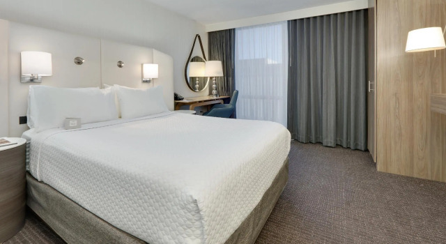 Двухместный номер Premium с балконом Crowne Plaza Dallas Downtown by IHG