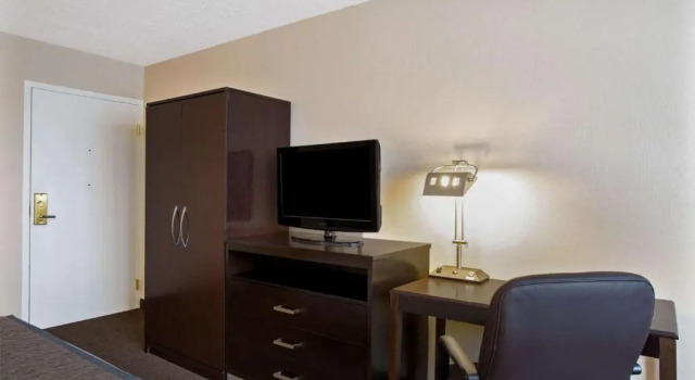 Четырёхместный номер Deluxe Hampton Inn Manchester Downtown
