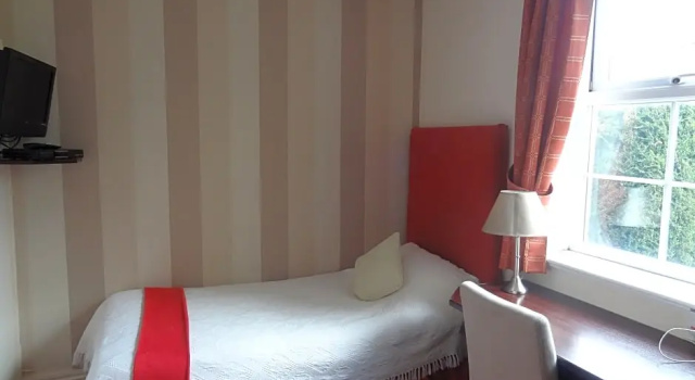 Номер Standard Edward Hotel