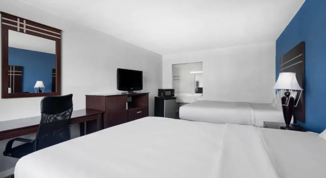 Четырёхместный номер Standard с балконом Travelodge by Wyndham Salisbury MD