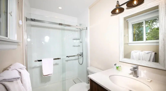 Двухместный номер Standard с балконом и с видом на озеро Bayview Wildwood Resort, an Ascend Collection Resort