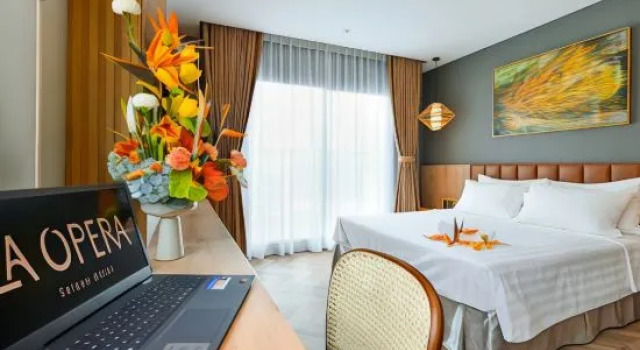 Люкс с балконом La Opera Saigon Hotel
