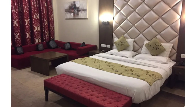 Capital O 9508 Hotel Pine Spring, Забронировать Отель Сринагар Jammu & Kashmir Ski