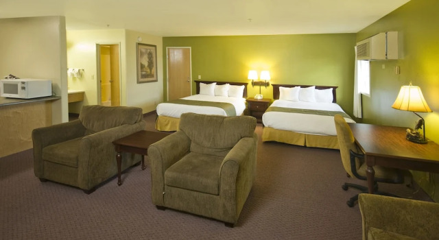 Suite Super 8 by Wyndham McCall