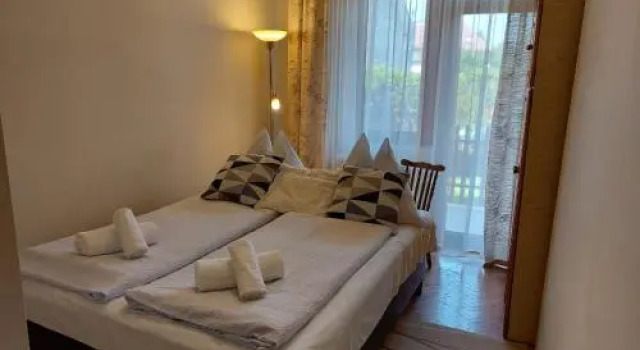 Barbara Apartmanház, Book Hotel Hoteller i Western Transdanubia med parkering, Parkering
