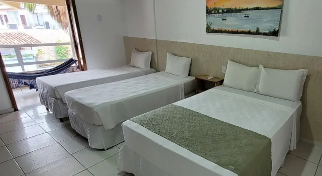 Четырёхместный номер Standard с балконом и с видом на бассейн Hotel Malibu