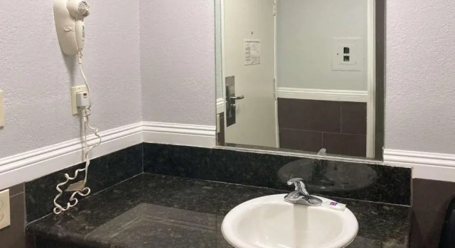 Четырёхместный номер Standard Motel 6 Glendale CA Pasadena Burbank Los Angeles
